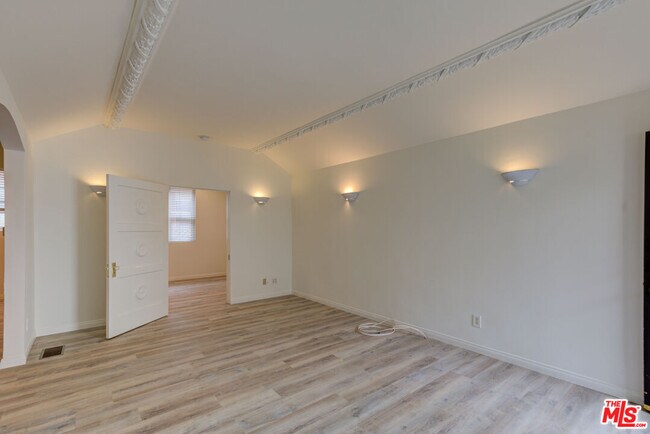Building Photo - 320 S Reeves Dr