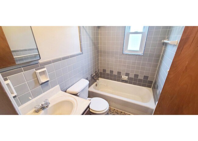 Building Photo - 922-926 Ludlow Avenue