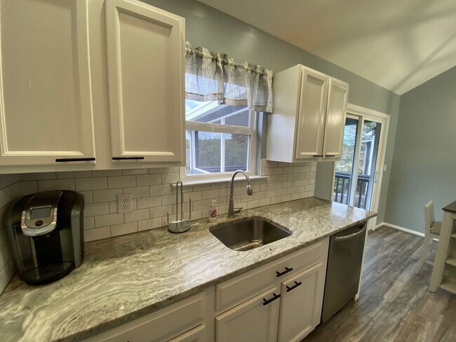 Building Photo - West AVL - Spacious Home in Scenic Bluff Subdivision