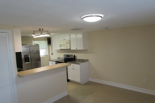 Building Photo - 2.1 Apartment in Port Charlotte!