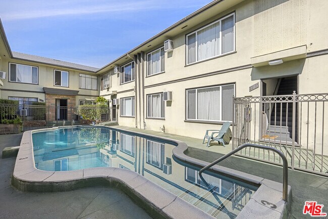 Building Photo - 1233 N Harper Ave