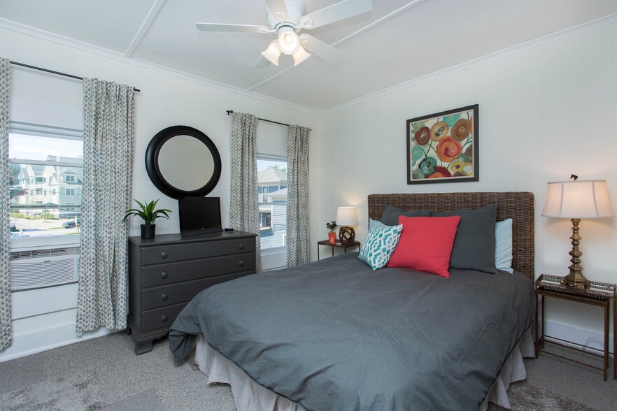 Upstairs Bedroom/Queen Bed - 47 Court St