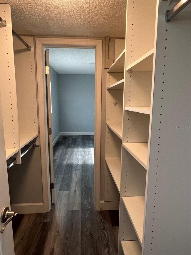 Building Photo - 8825 Bay Pointe Dr