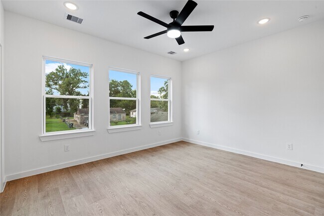 Building Photo - 1031 North Ln