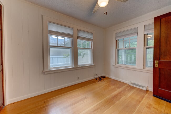 Building Photo - 285 Deepwood Dr