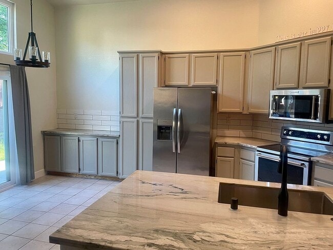 Building Photo - 360 Hansen Cir