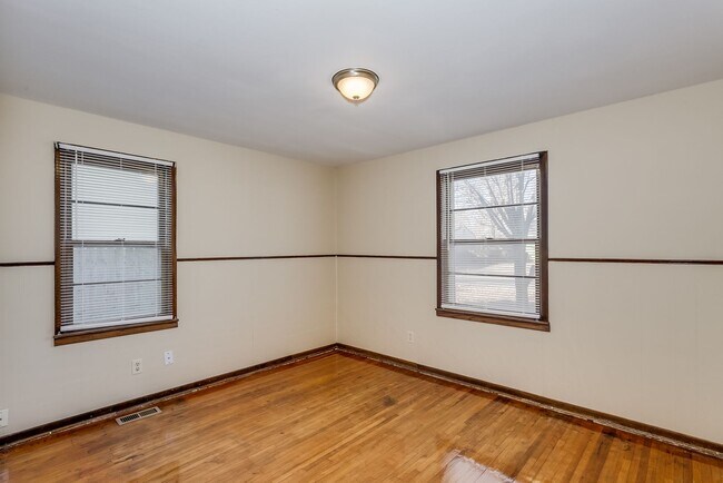 Building Photo - 4644 S Oak Ave