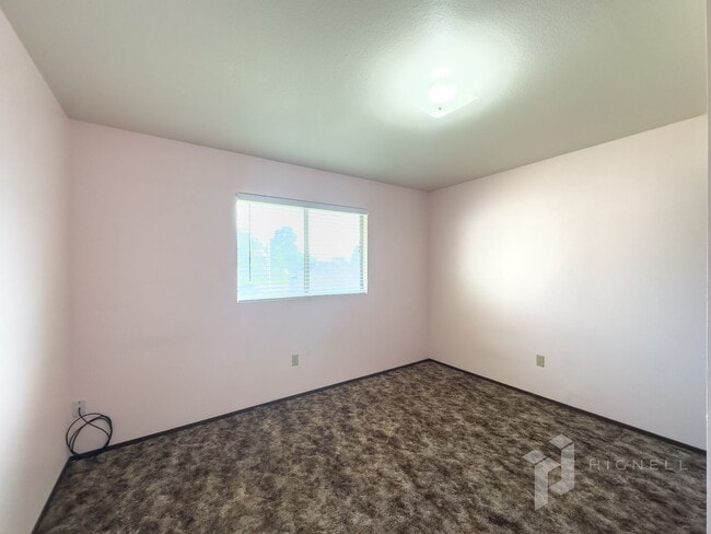 Building Photo - Spacious Home on the West Side of Redding ...
