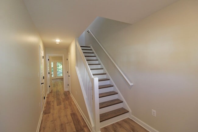 Building Photo - 3 level town home in popular Congers Creek...