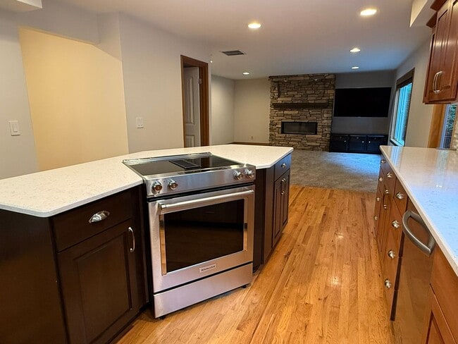 Building Photo - 4bd/2.5ba Renton House