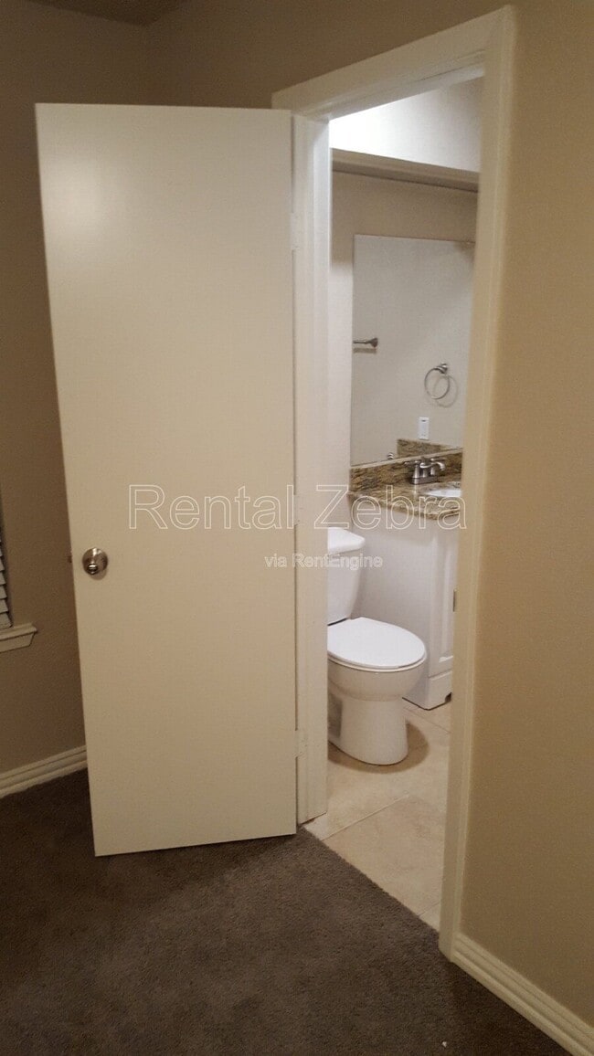 Building Photo - 2939 Longmeade Dr