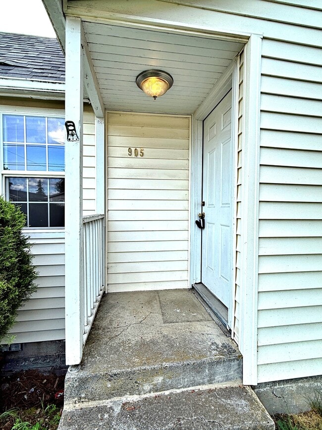 Building Photo - 905 NE 94th Ave