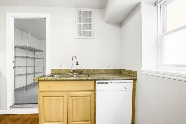 Building Photo - 5200