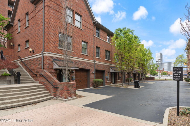 Building Photo - 638 S 2nd St