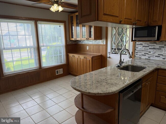 Building Photo - 13100-13100 Cabinwood Dr