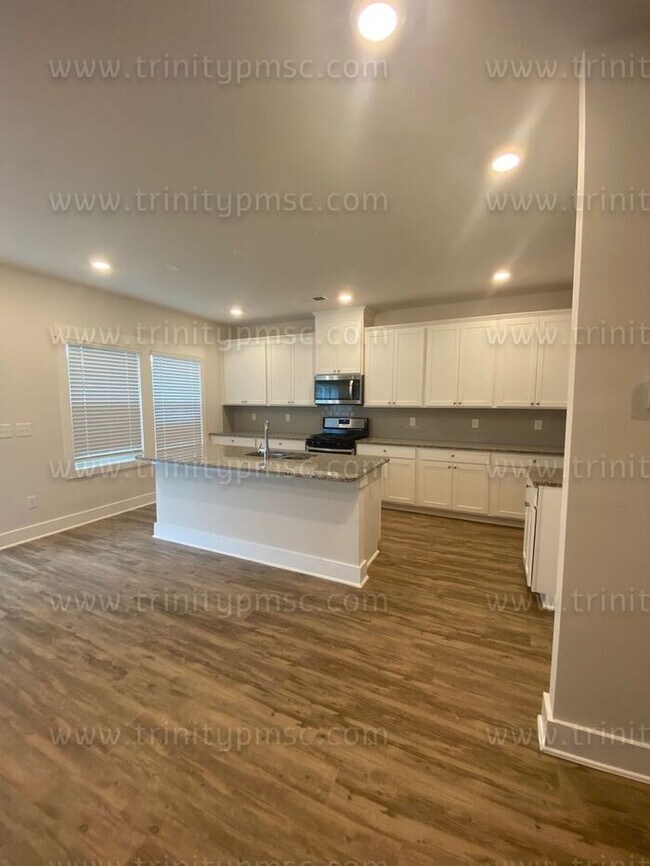 Building Photo - Gorgeous 4/2.5 waiting for you!