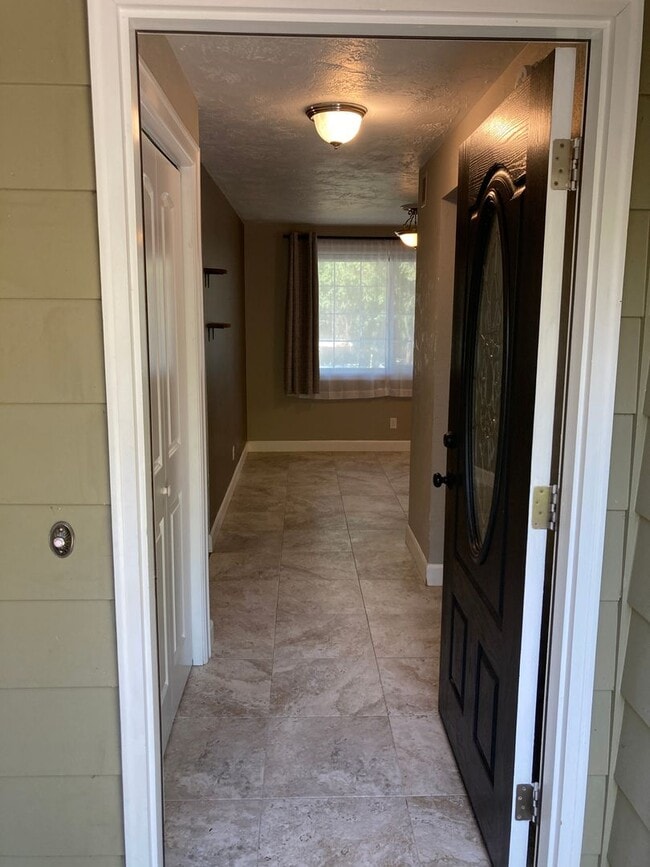 Building Photo - Nice 3 bedroom, 2 bath house in a great ne...