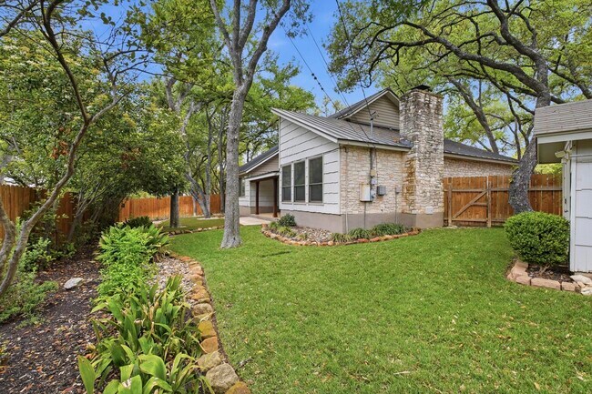 Building Photo - 1906 Hillingway St