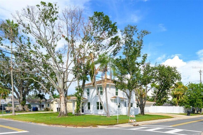 Building Photo - 2000 Shore Acres Blvd NE