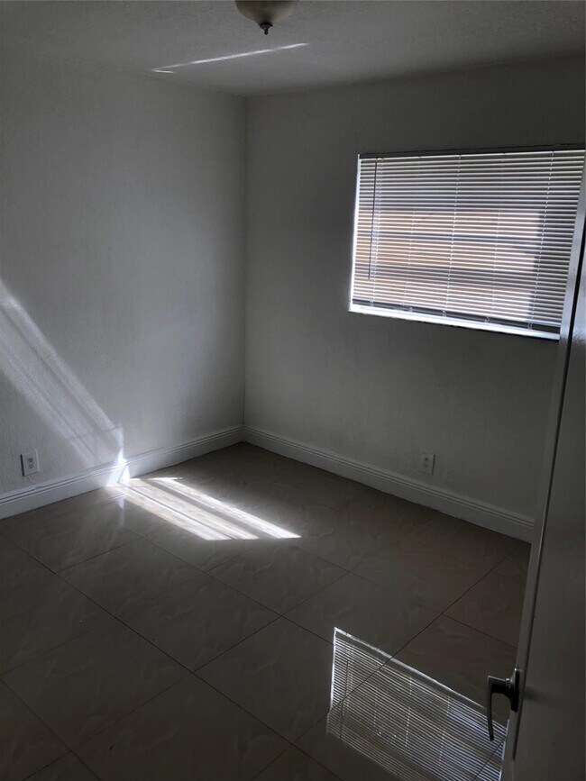 Building Photo - 110 SE 2nd St