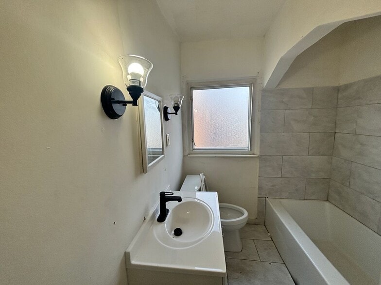 Building Photo - 15496 Gilchrist St