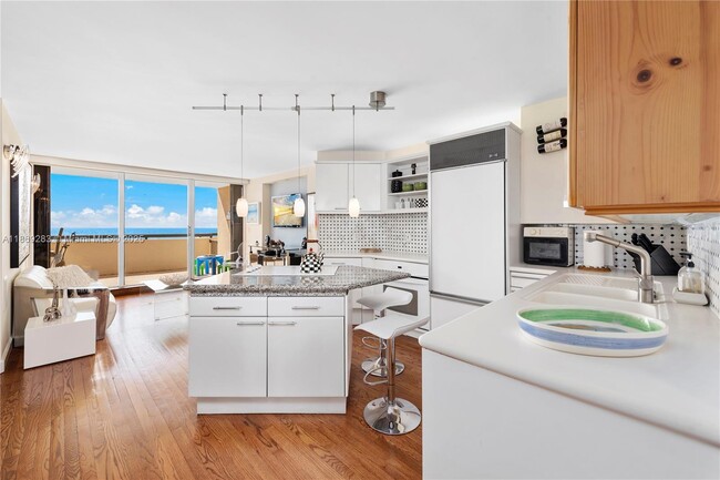 Building Photo - 2555 Collins Ave