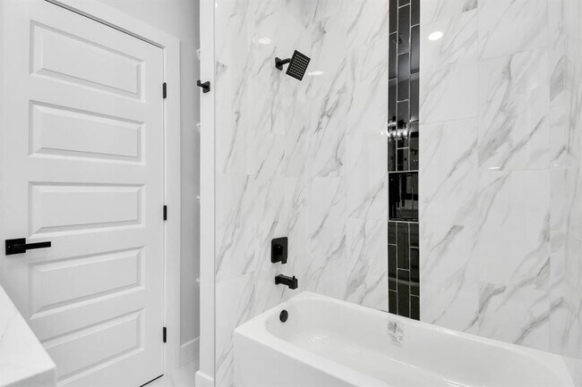 Building Photo - 12163 La Salle River Rd