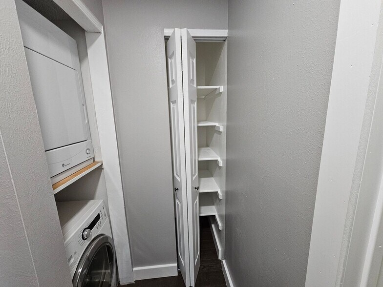 Building Photo - 1960 S Xanadu Way