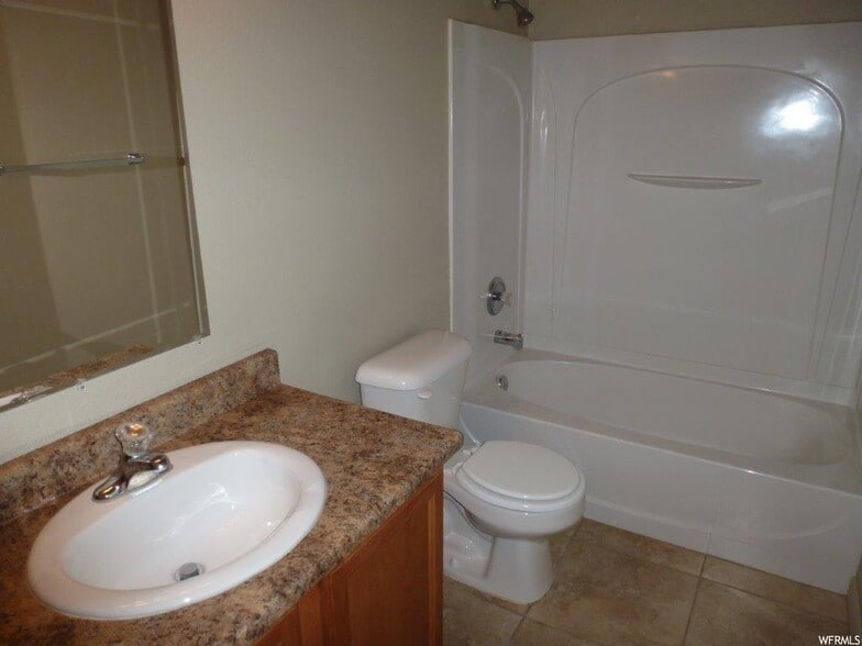 Basement bathroom - 1000 E Bluffview Dr
