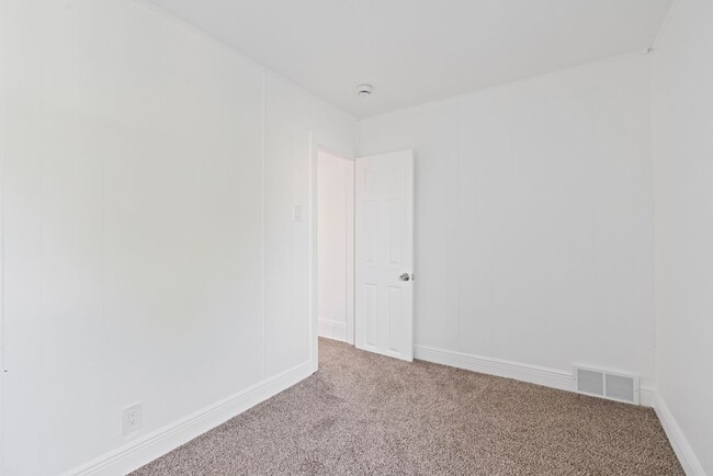 Building Photo - SCORE 1ST MONTH'S RENT FREE IF SIGNED BY DEC 12! Beautiful 3 bedroom home in Beaver Falls availab...