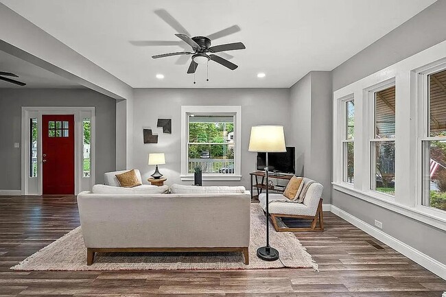 Building Photo - 5811 Bramble Ave