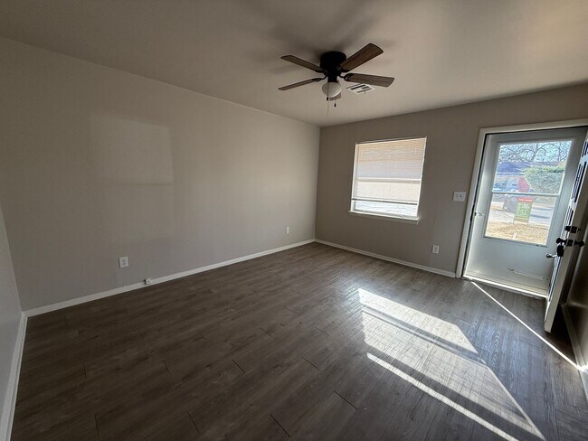 Building Photo - Tulsa 3 Bedroom 1 Bath Duplex with Fenced private Backyard