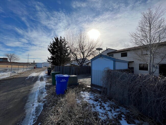 Building Photo - 3 Bedroom, 1.5 Bath Townhome W/ Attached S...