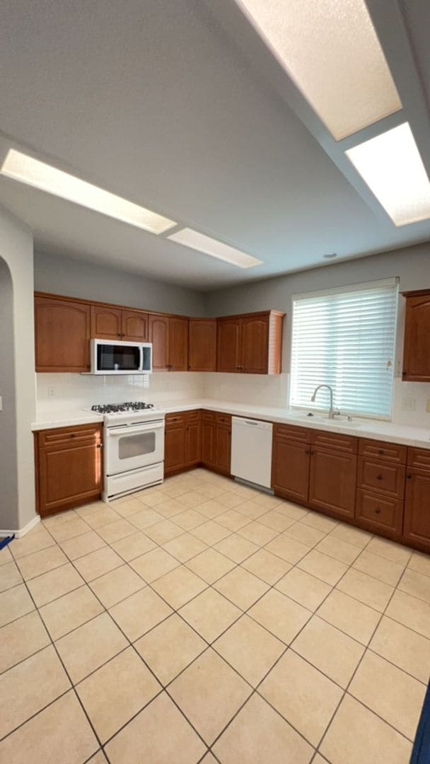 Building Photo - 714 W Riviera Ln