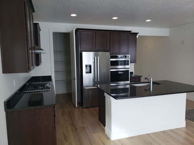 Building Photo - Trails and more at this Harvest Park Home in Mapleton!!