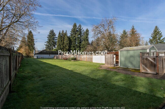 Building Photo - Cozy Two Bedroom Home in Willamette on a Massive Lot!