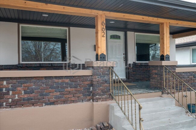 Building Photo - 662 E Redondo Ave