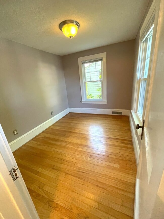 Building Photo - 1404 E Park Pl