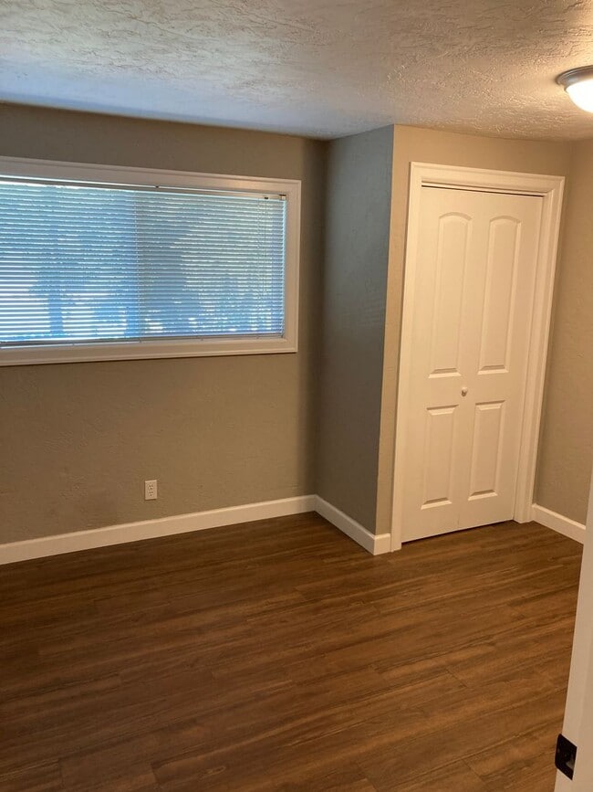 Building Photo - Nice 3 bedroom, 2 bath house in a great ne...