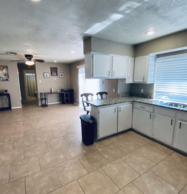 Building Photo - Beautiful 1 story - Great Central Location