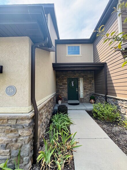 Building Photo - 758 S Aspen Way