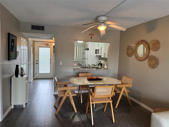 Building Photo - 9450 Poinciana Pl
