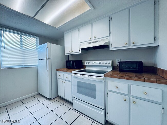 Building Photo - 12670 Kenwood Ln