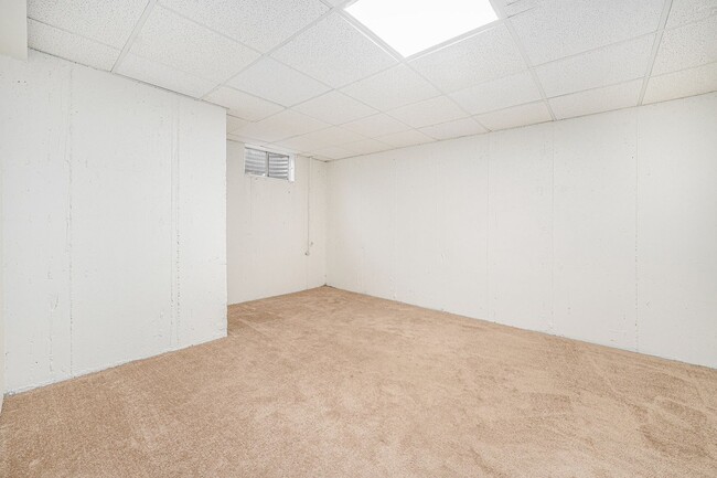 Building Photo - Light & Bright End Unit Townhouse