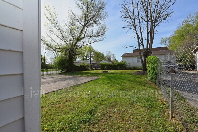 Building Photo - 501 Small St