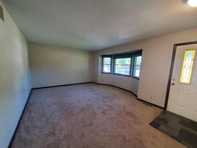 Building Photo - large free standing home Just S. of 13th a...