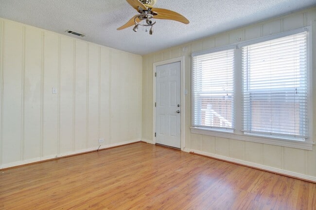Building Photo - 2 Bedroom Bungalow