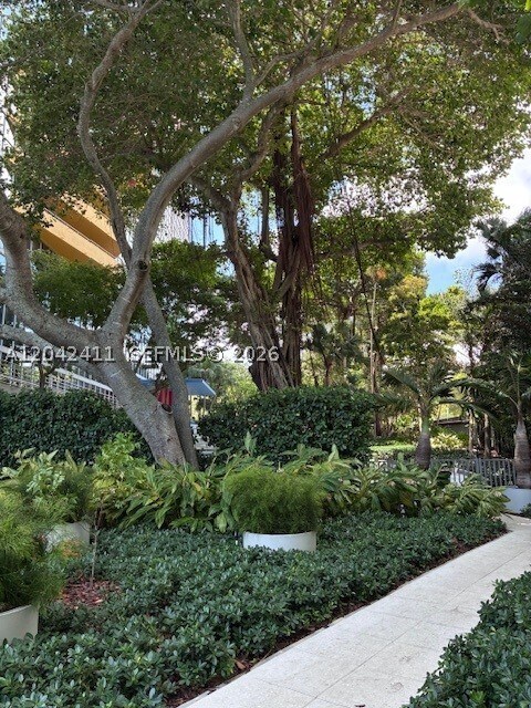 Building Photo - 2025 Brickell Ave