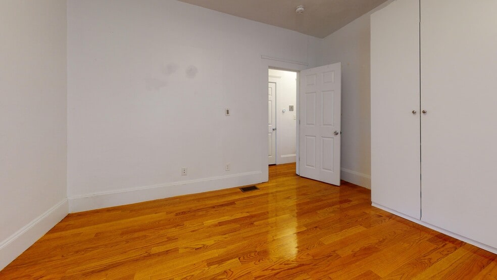 Building Photo - 10 Cherokee St