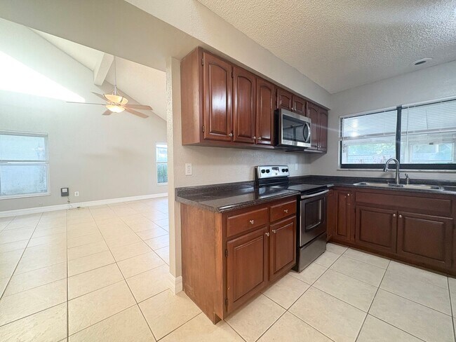 Building Photo - Fantastic 3 BR Lake Mary Home with vaulted...